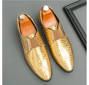 Draufsicht auf goldglänzende Herren-Loafer mit spitzer Zehenpartie und Metallmuster