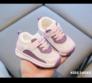 Atmungsaktive lila und weiße Mesh-Lauflernschuhe für Kleinkinder mit Klettverschluss