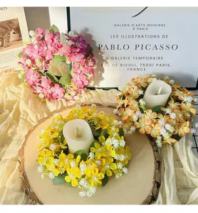 Piccole ghirlande di candele con fiori selvatici artificiali per decorazione tavola nuziale