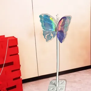 Vista dettagliata di una grande decorazione a farfalla olografica iridescente per eventi