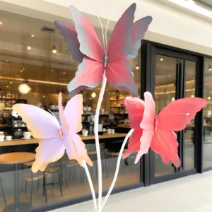 Detailansicht von drei lebhaften riesigen 3D-Papierschmetterlingen für Fensterdekorationen