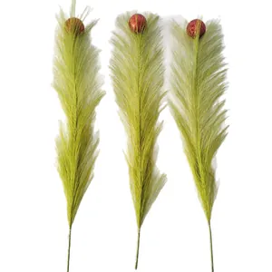Set mit 3 grünen Federzweigen und roten Glitzerschaumbällen für Weihnachtsdeko