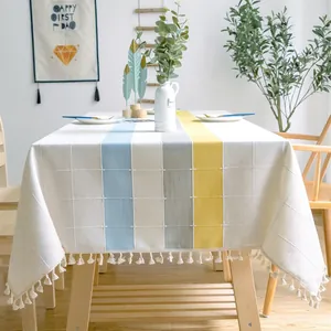 Moderne Tischdecke aus Baumwollleinen mit bunten Streifen und Fransen in einem Esszimmer