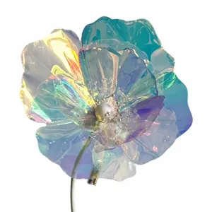 Primo piano di un fiore decorativo olografico iridescente con luci a LED