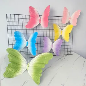 Vista detallada de mariposas de papel con degradado de colores en rejilla