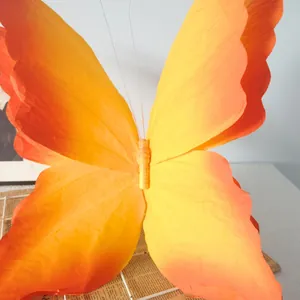 Detaillierte Makroansicht eines riesigen 3D-Papierschmetterlings mit Farbverlauf in Orange