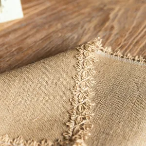 Gros plan détaillé d'un set de table en toile de jute rustique avec dentelle élégante