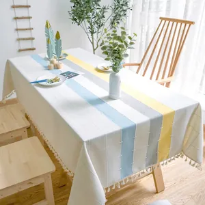 Rechteckige gestreifte Tischdecke mit Quasten in einem hellen Esszimmerambiente