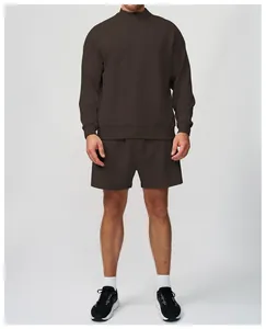 Vista frontale di un set sportivo da uomo marrone scuro con felpa con zip corta e pantaloncini