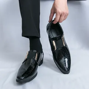Elegante schwarze Lackleder-Business-Schuhe für Herren mit spitzer Kappe zum Reinschlüpfen.