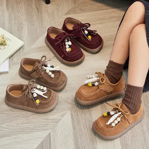 Mocassins rétro en daim pour enfants avec des lacets décoratifs à perles en marron