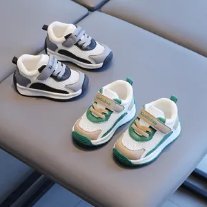 Atmungsaktive Mesh-Turnschuhe für Kleinkinder mit weichen, rutschfesten Sohlen und Klett