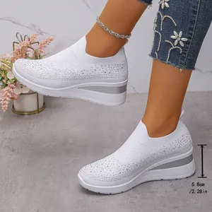 Dettaglio delle sneakers con zeppa bianche con strass con altezza del tacco di 5,8 cm