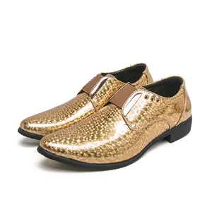 Elegante glänzende goldene Herren-Business-Loafer mit spitzer Zehenpartie und Textur.