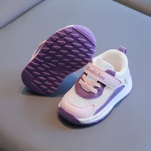 Atmungsaktive rosa und lila Mesh-Kleinkinder-Sneaker mit rutschfester weicher Sohle