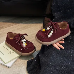 Chaussures vintage en daim bordeaux pour enfants avec perles et surpiqûres décoratives