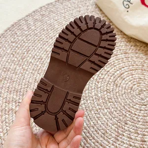 Gedetailleerd overzicht van de dikke profielzool van bruine Chelsea boots voor dames