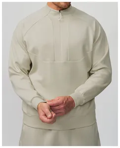 Dettaglio della felpa sportiva termica leggera da uomo con zip a un quarto in beige
