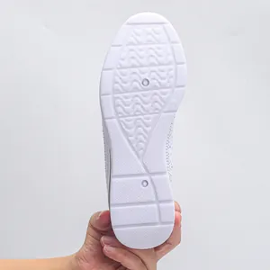 Vista dettagliata della suola bianca antiscivolo di sneakers da donna con strass.