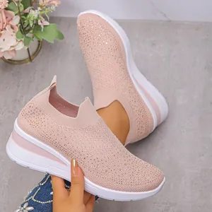 Vista dettagliata di sneaker rosa in tessuto fly-knit con decorazioni in strass