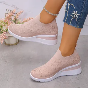 Dettaglio di sneakers con zeppa in maglia rosa con strass e design senza lacci elegante