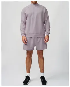 Vista frontale del set felpa con zip a un quarto e pantaloncini sportivi lavanda.
