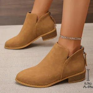 Detalle de elegantes botines de ante color canela con un tacón de bloque de 3,7 cm