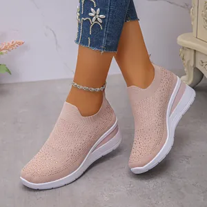 Dettaglio delle sneakers slip-on rosa in maglia con brillanti decorazioni in strass