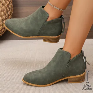 Detalle de botines de cuero verde con tacón de bloque de 3,7 cm y cremallera