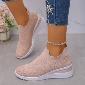 Sneaker rosa alla moda in tessuto fly-woven con dettagli in strass e comoda suola platform