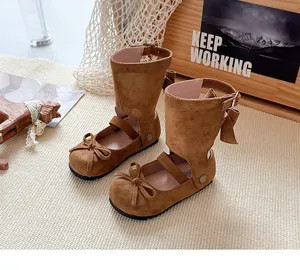 Dettaglio stivali 2-in-1 in camoscio marrone per bambina con ballerina rimovibile