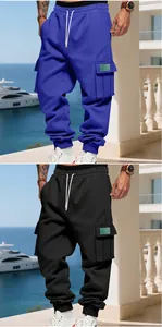 Dettaglio dei pantaloni jogger cargo blu e neri da uomo con tasche e coulisse in vita
