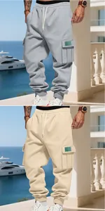 Pantaloni sportivi cargo in pile pesante da uomo con tasche multiple in grigio e beige.