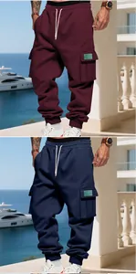 Pantaloni cargo pesanti in pile da uomo in bordeaux e blu navy, vestibilità ampia.