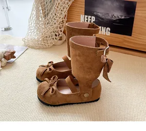 Dettaglio degli stivali marroni staccabili per bambina con design ballerine con fiocco dolce