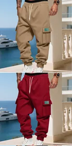Primo piano di pantaloni cargo pesanti da uomo in kaki e rosso con tasche multiple.