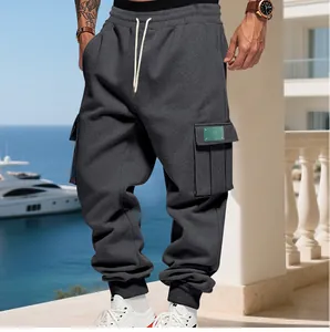 Pantaloni cargo da uomo in pile pesante grigio con multitasche e coulisse in vita.
