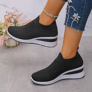 Vista dettagliata delle sneakers nere fly-knit da donna con strass scintillanti