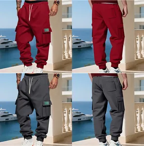 Viste frontale e posteriore di pantaloni cargo in pile pesante in rosso e grigio.