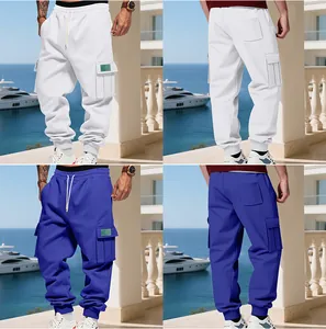 Pantaloni jogger cargo in pile pesante da uomo bianchi e blu con tasche multiple.