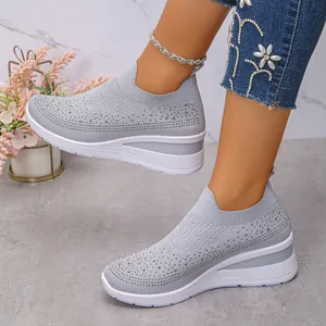 Eleganti sneakers in maglia grigia con strass da donna con comoda suola platform bianca