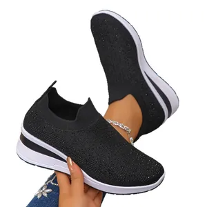 Eleganti sneakers nere in maglia fly-weave da donna con strass scintillanti.