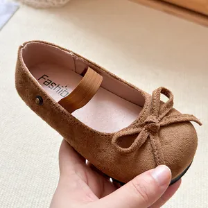 Ballerine classiche in pelle scamosciata marrone per bambine con fiocco ed elastico