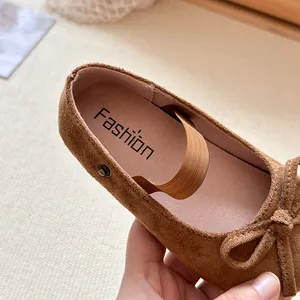 Eleganti ballerine in pelle scamosciata marrone per bambine con fiocco e cinturino elastico