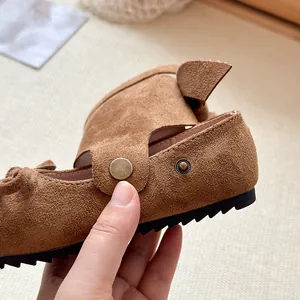 Ballerine in camoscio marrone per bambine con cinturino rimovibile e bottone vintage