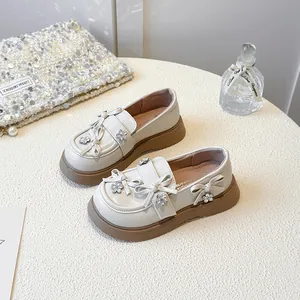 Mocassini eleganti da bambina color crema con fiocchi chic e fiori di strass brillanti