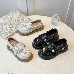 Eleganti mocassini in pelle per bambine con fiocchi decorativi e fiori di cristallo