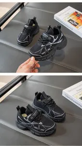Vue rapprochée de baskets pour enfants en mesh noir respirant avec des accents argentés