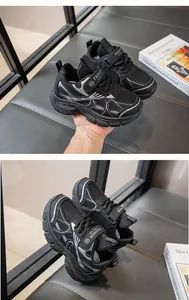 Vue détaillée des baskets de course en maille noire pour filles avec accents argentés.