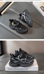 Vue latérale et de dessus des baskets en maille noire et argentée pour filles avec scratch.